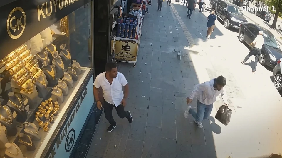Van'da binanın dış cephesinden kopan beton parçaları paniğe neden oldu