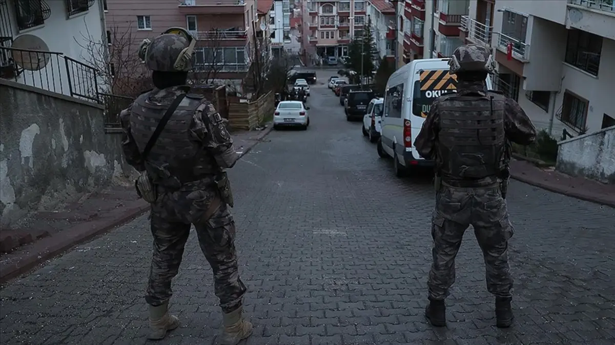 Bakan Gürlek duyurdu: 'Şapkalılar' çetesine 5 ilde operasyon! İşte o anlar
