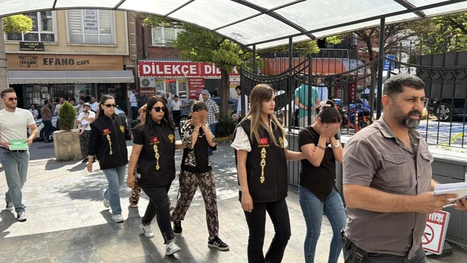 Eskişehir'de meyve bıçağıyla kapı açmaya çalışan 3 kadın tutuklandı