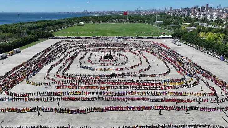 Türkiye'nin horonu Yunanistan'ı küplere bindirdi! '5 bin kişilik dev rekor'