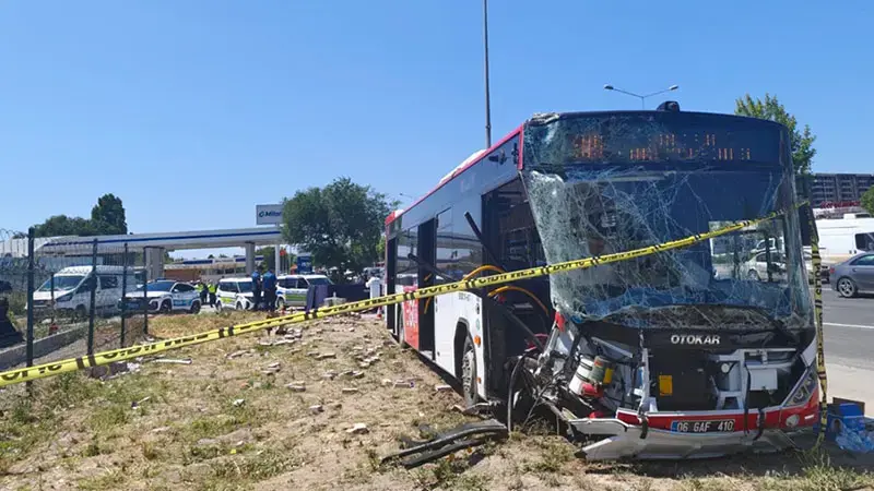 1 kişinin öldüğü kazada belediye otobüsüyle çarpışan hafif ticari araç sürücüsü tutuklandı