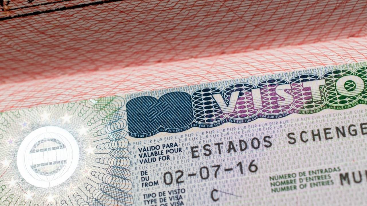 AFP dijital bot mafyasının ele geçirdiği Schengen'i inceledi: Ret yememek için kimliğini gizleyip konuşan bile var