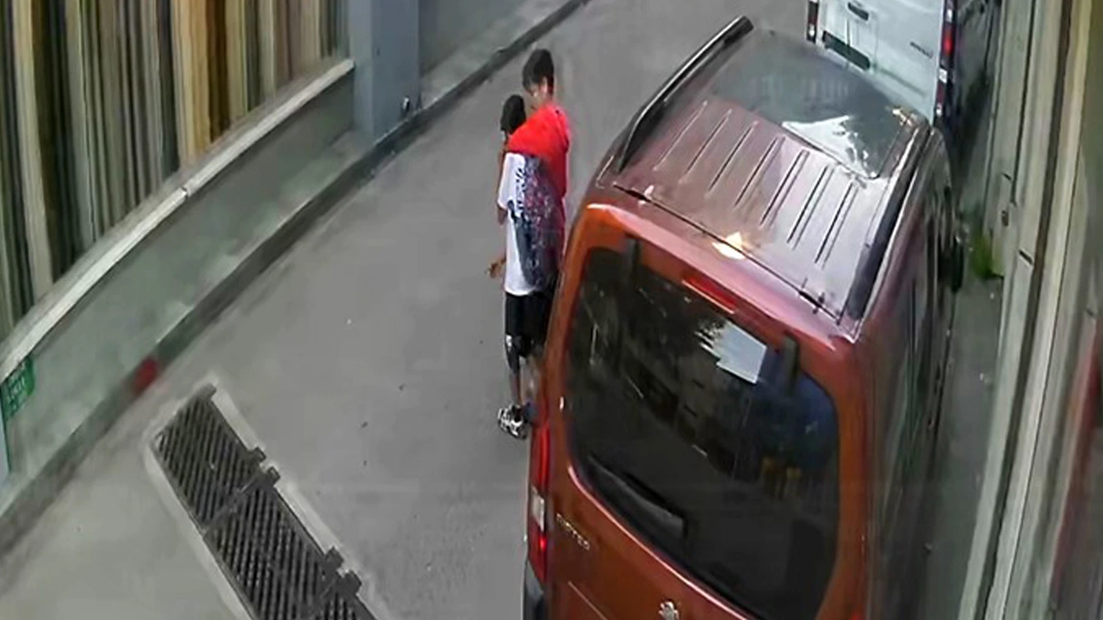 10 yaşındaki çocuğa sokak ortasında akran zorbalığı!