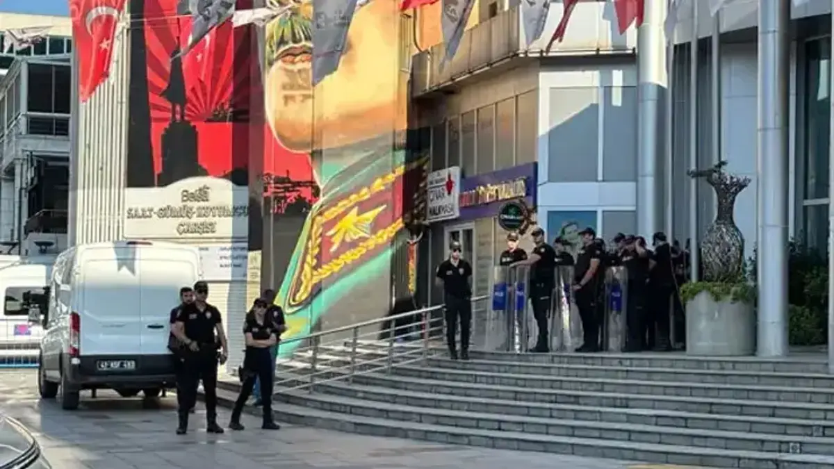 İzmit Belediyesi'ne operasyon! Belediye Başkanı Hürriyet ve eşi gözaltına alındı