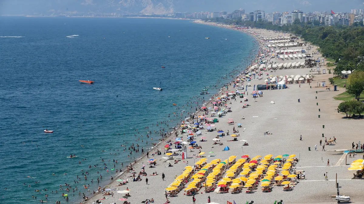 Antalya'da yüksek nem ve sıcaktan bunalanlar sahilleri doldurdu