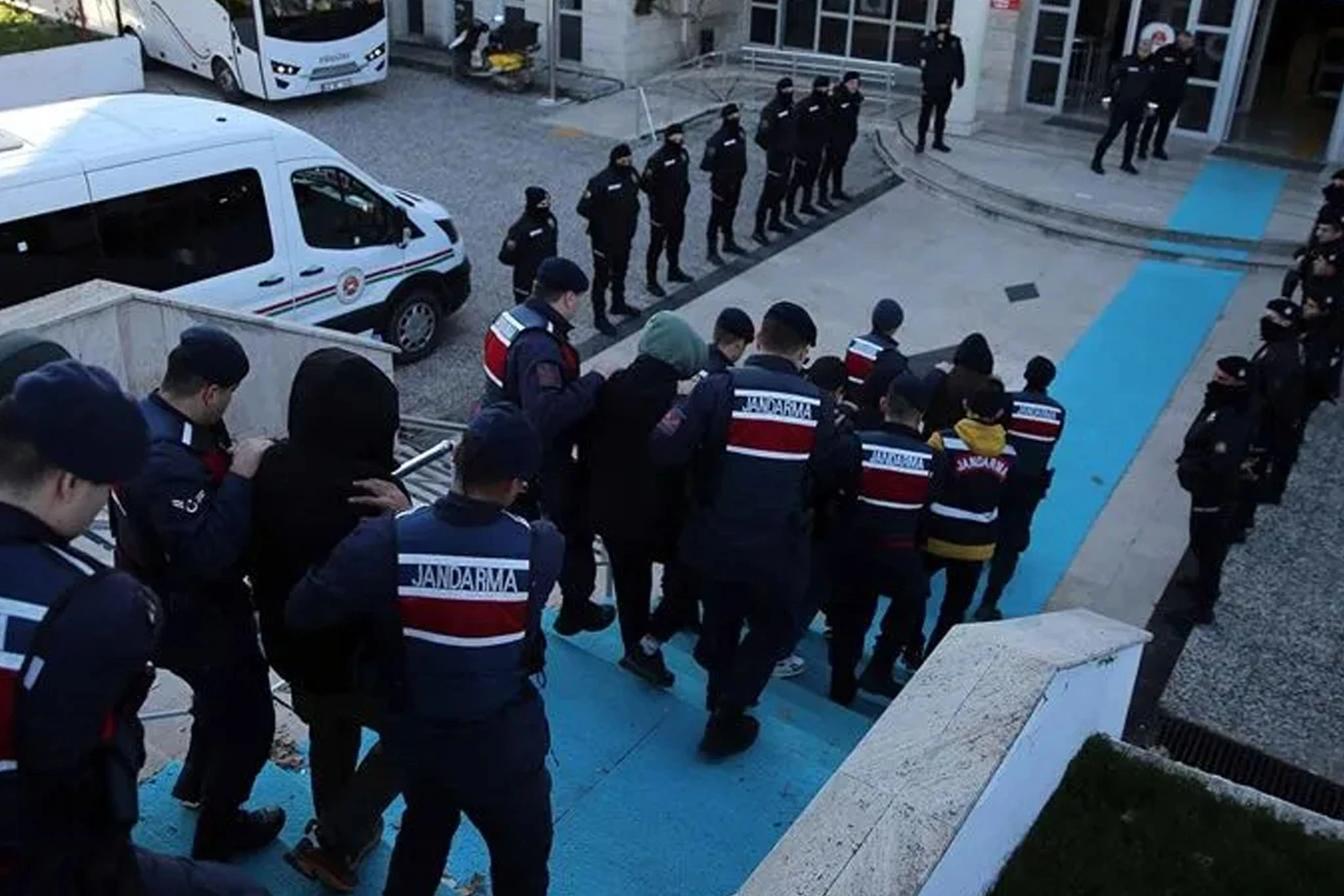 Terör örgütüne 3 ilde operasyon: 17gözaltı