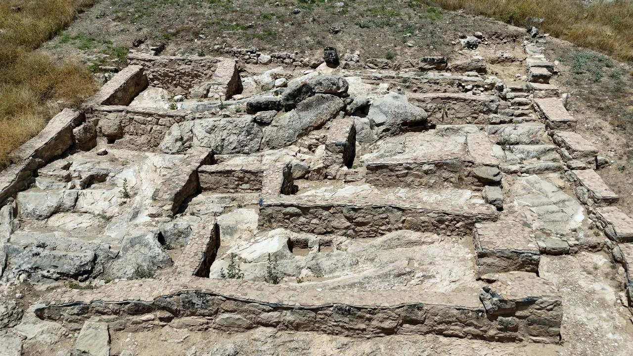 Isparta'da kazma vuruldu: 1500 yıllık ocak örsü ve havuzuyla eksiksiz çıktı