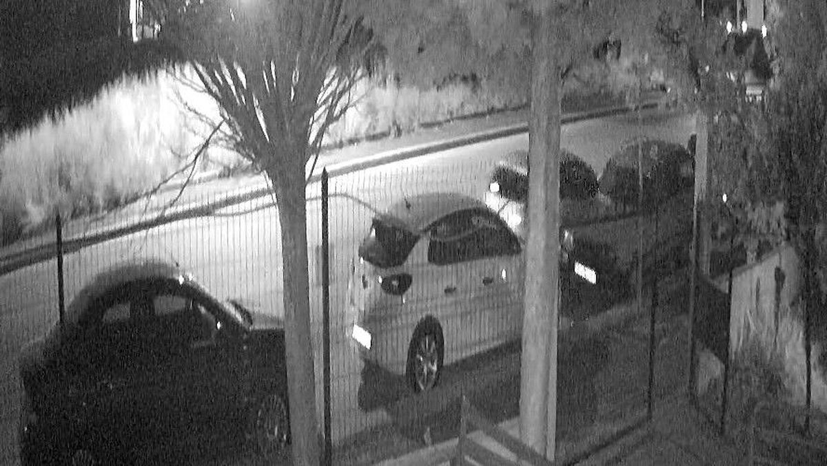 Boş caddede park halindeki araca çarptılar, arkalarına dahi bakmadılar