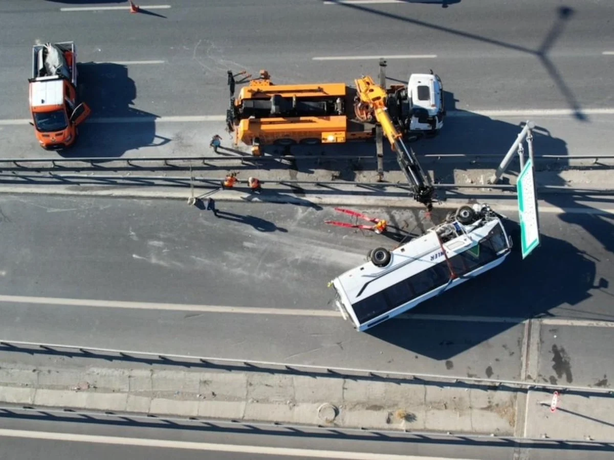 İstanbul'da bariyerlere çarpan midibüs devrildi