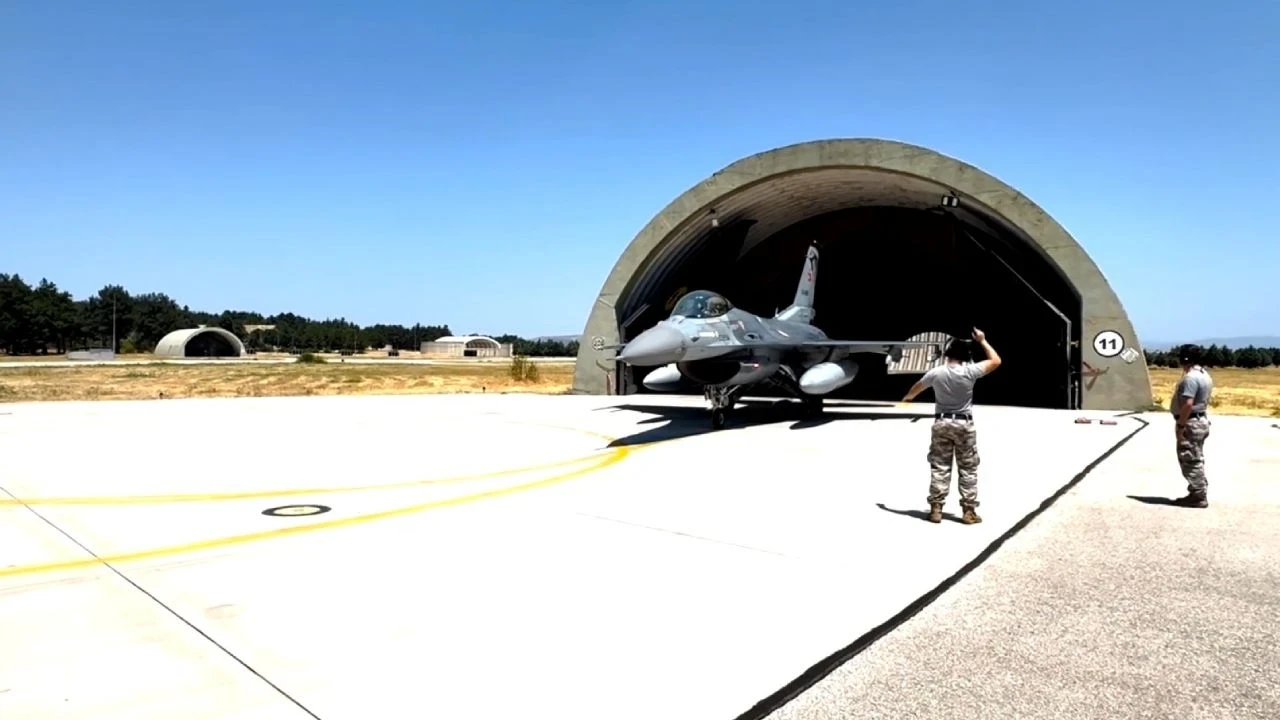 F-16 uçakları Karadeniz'de eğitim uçuşu gerçekleştirdi