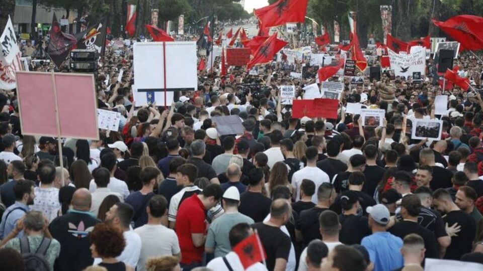 Arnavutluk'taki gösteriler sürüyor
