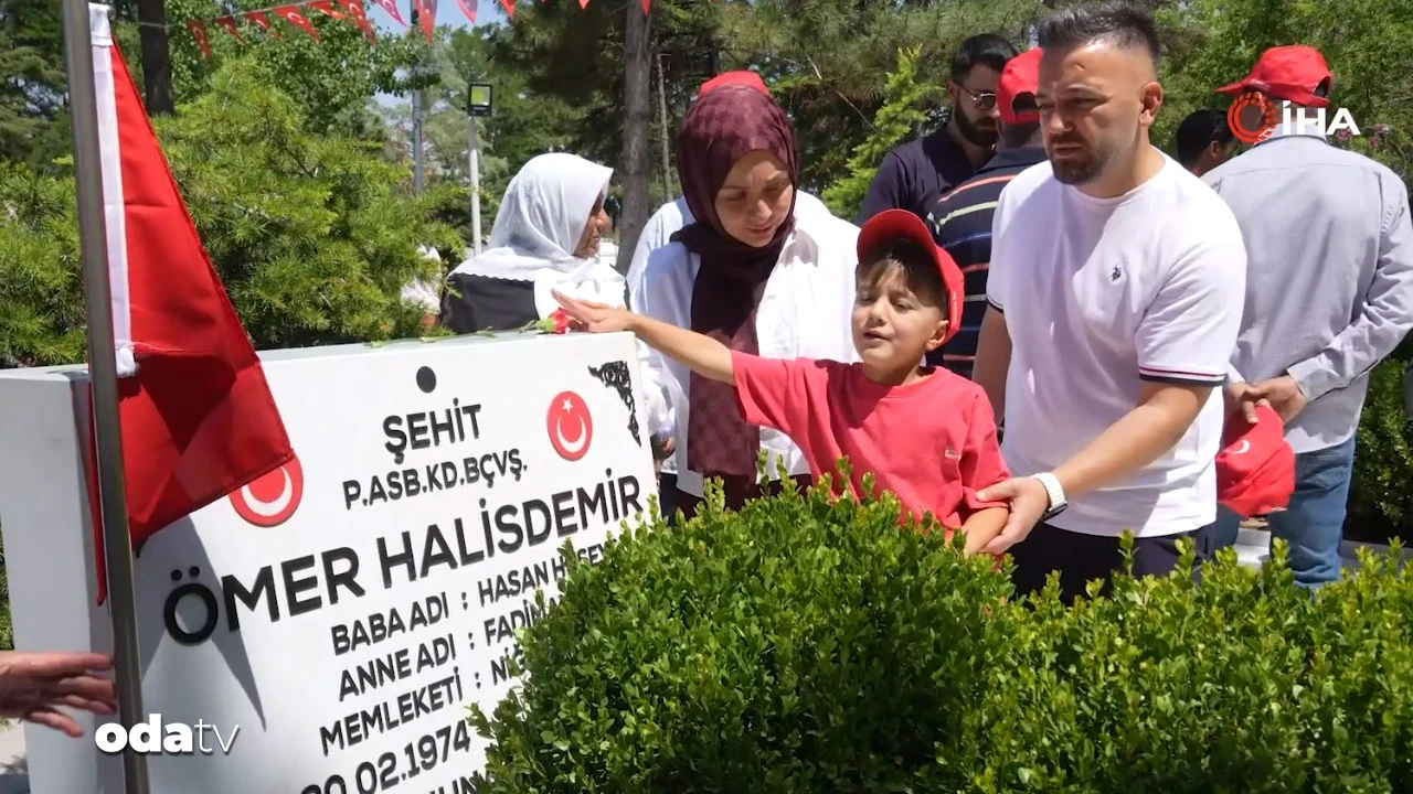 7 yaşındaki Ömer Halis Demir, ismini taşıdığı şehidi ilk kez ziyaret etti