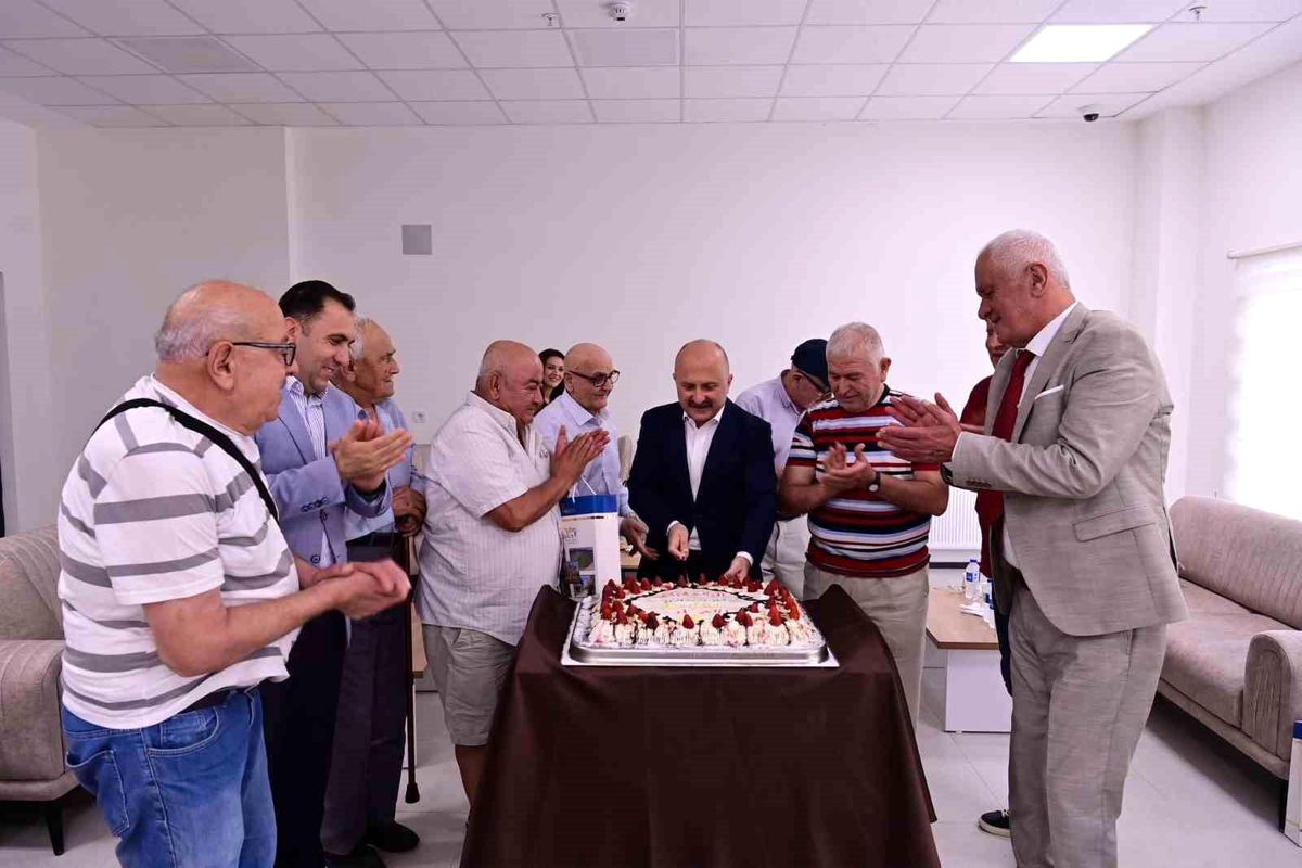 Babalar Günü'nde huzurevi sakinleri ve şehit babası unutulmadı