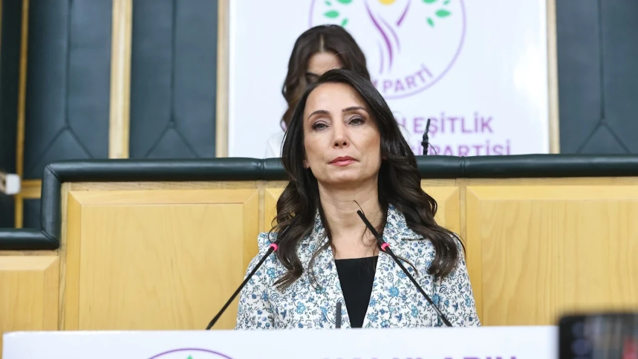 Hatimoğulları’ndan çıplak aramaya maruz kalan Fatoş Pınar Türker’e destek mesajı