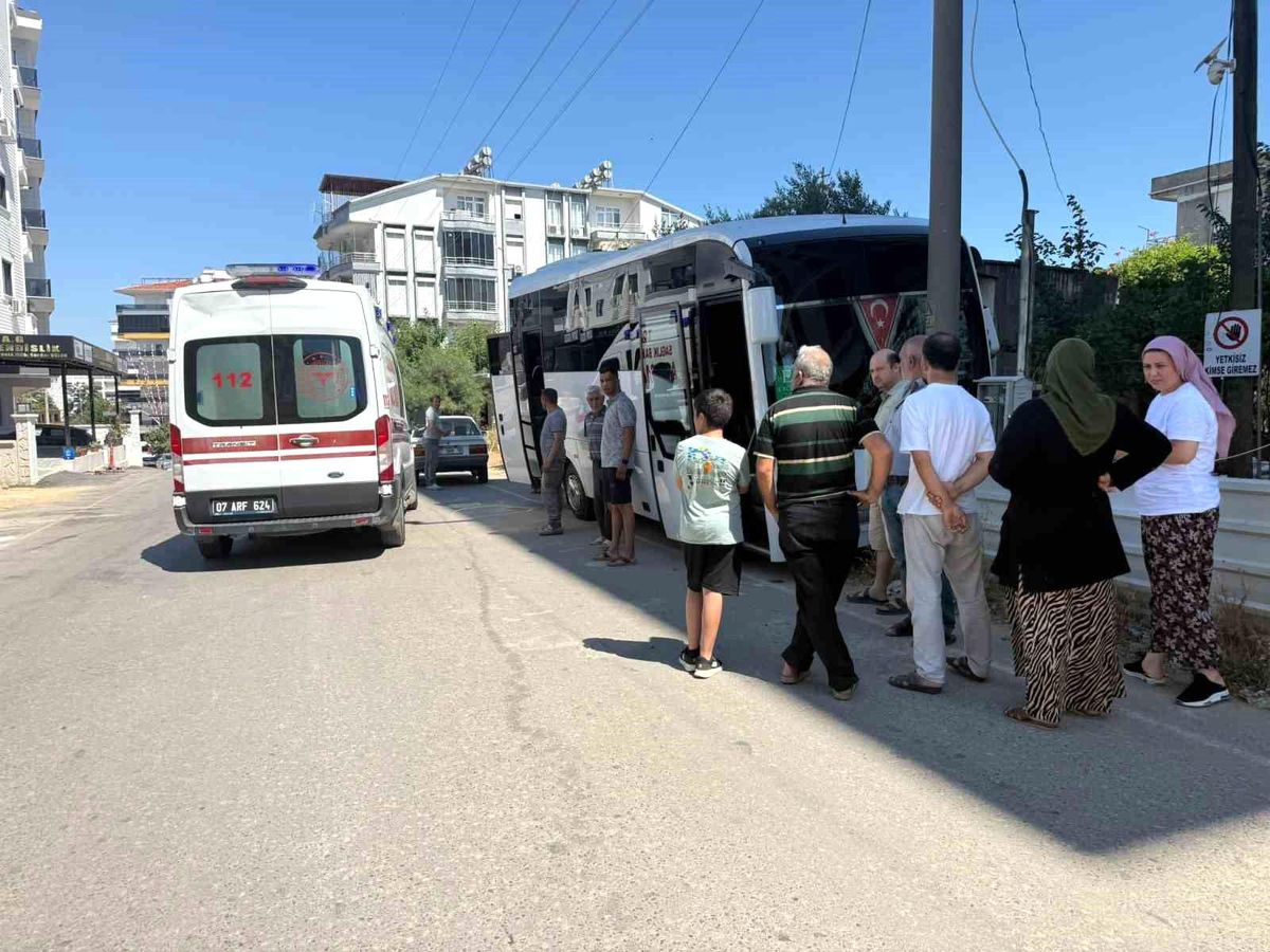 Direksiyon başında rahatsızlanan servis şoförünün kullandığı midibüs direğe çarptı
