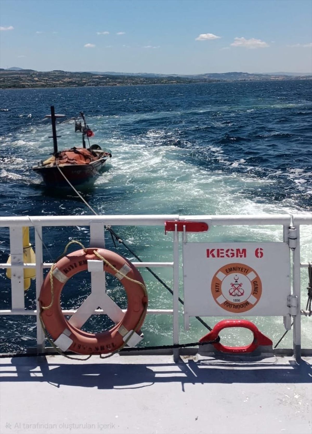 Çanakkale Boğazı'nda arızalanıp sürüklenen tekne kurtarıldı