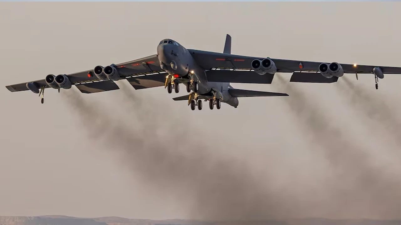ABD'de Stratejik B-52 Uçağı Düştü: Nükleer Silah Taşıma Kapasitesi Bulunuyor