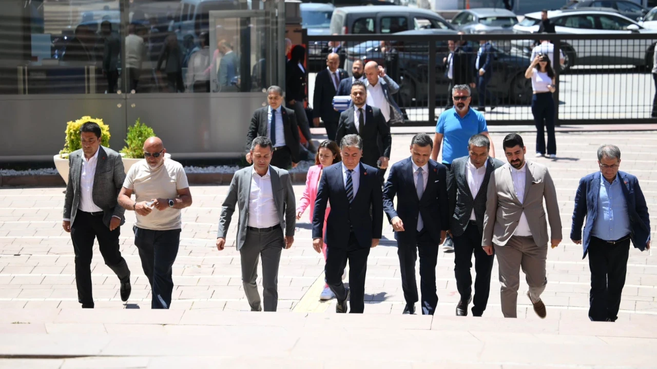 CHP’de olağanüstü kurultay için 833 delegenin imzası Genel Merkez’e götürüldü