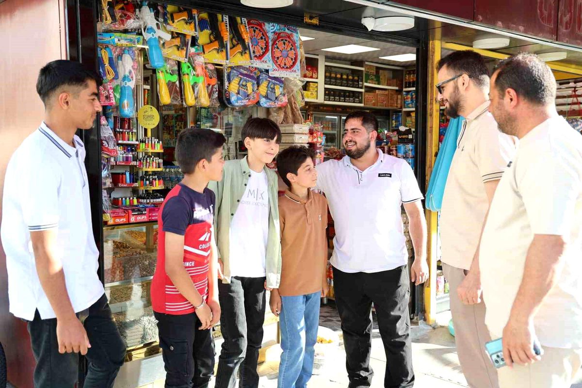 Elazığ'da suyun parasını boş kovaya bırakıp kameraya el sallayan çocuklar o anları anlattı