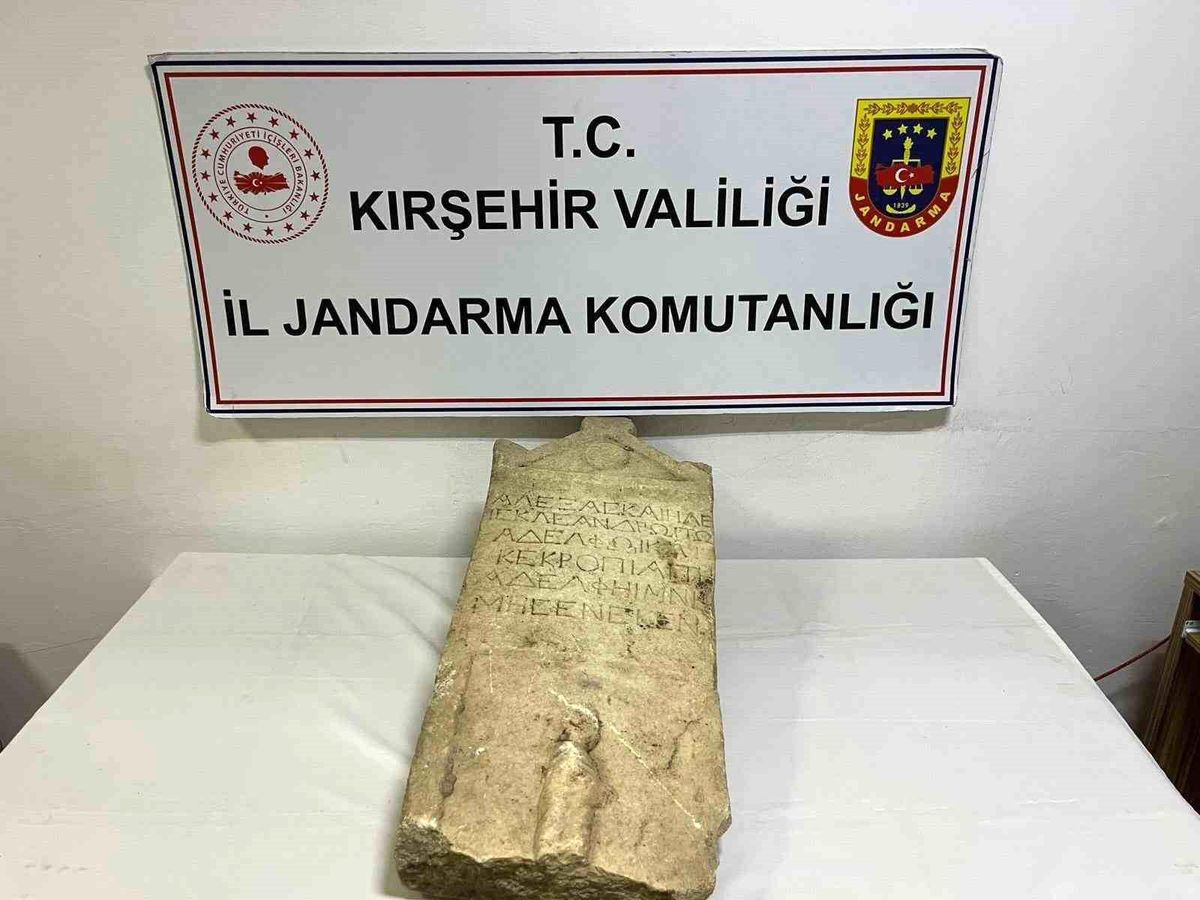 Kırşehir'de Roma dönemine ait mezar taşı ele geçirildi
