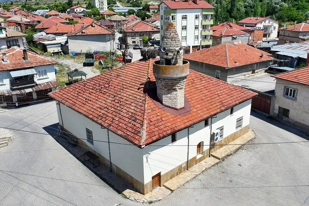 Konya'daki 661 yıllık cami ahşap işçiliğiyle hayran bırakıyor