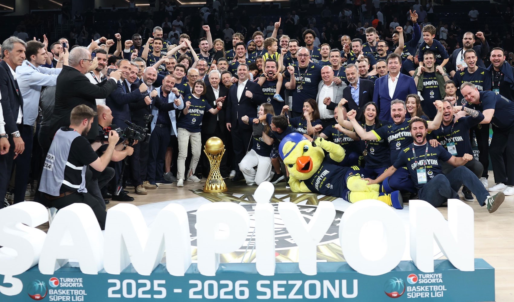 Basketbol Süper Ligi'nde şampiyon Fenerbahçe Beko kupasını aldı