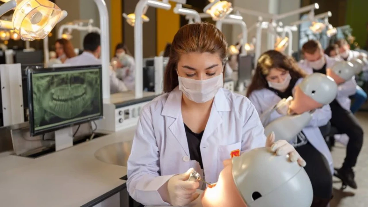 Diş hekimliğinde tahtın sahibi değişmedi! Türkiye'nin en iyi 15 devlet üniversitesi açıklandı