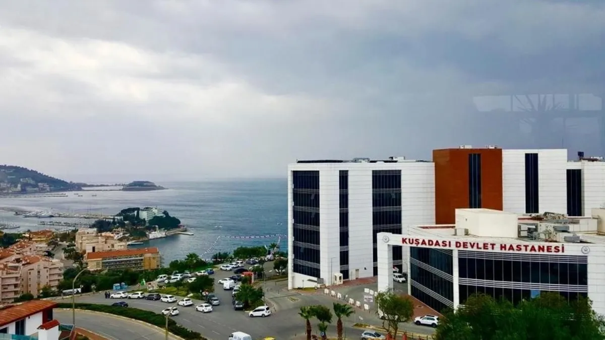 Kuşadası'nda 5 yıldızlı otelde 30 kişi zehirlenme şüphesiyle hastaneye kaldırıldı
