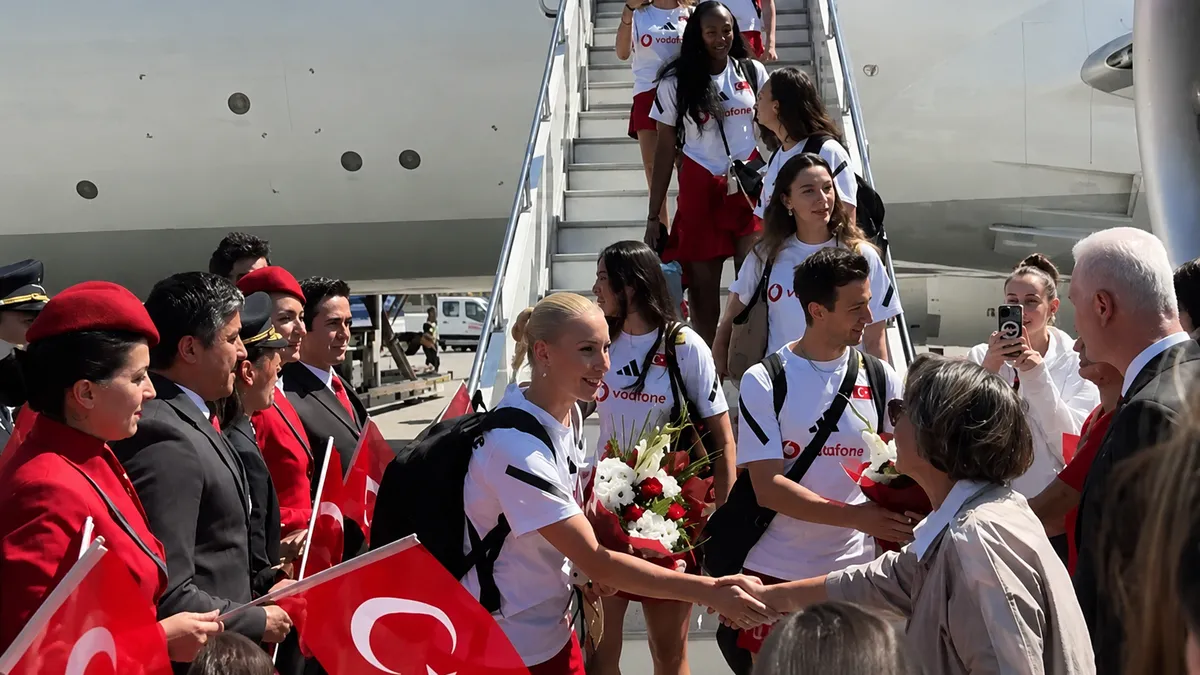 Milletler Ligi şampiyonu Filenin Sultanları yurda döndü! İstanbul'da coşkulu karşılama