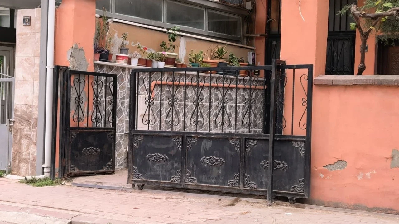Demir kapı raydan çıktı: Minik Kerem, hastanede yaşam savaşı veriyor