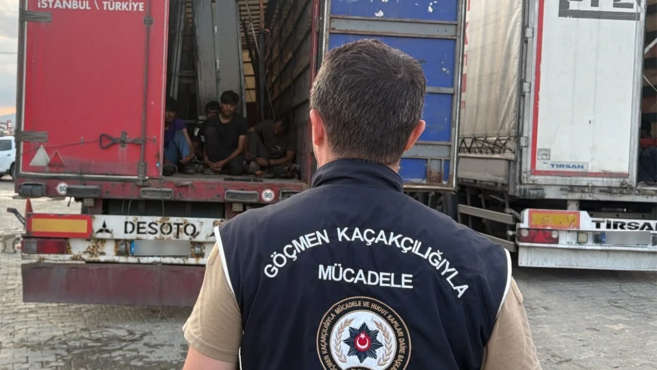 Erbaa'da Cam yüklü iki tırda 16 kaçak göçmen yakalandı