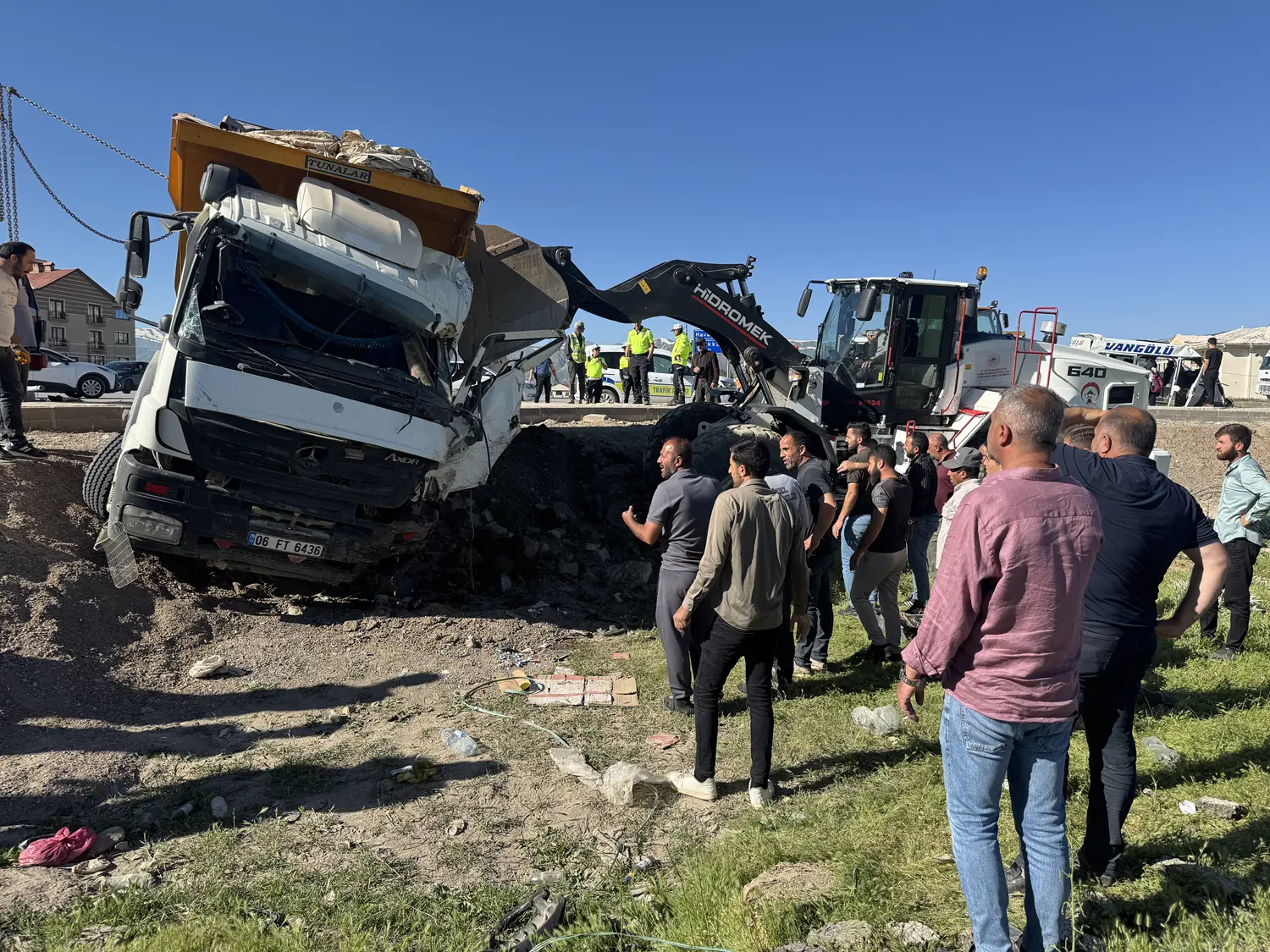 Yüksekova'da can pazarı! Kamyonun karıştığı kazada çok sayıda ölü var