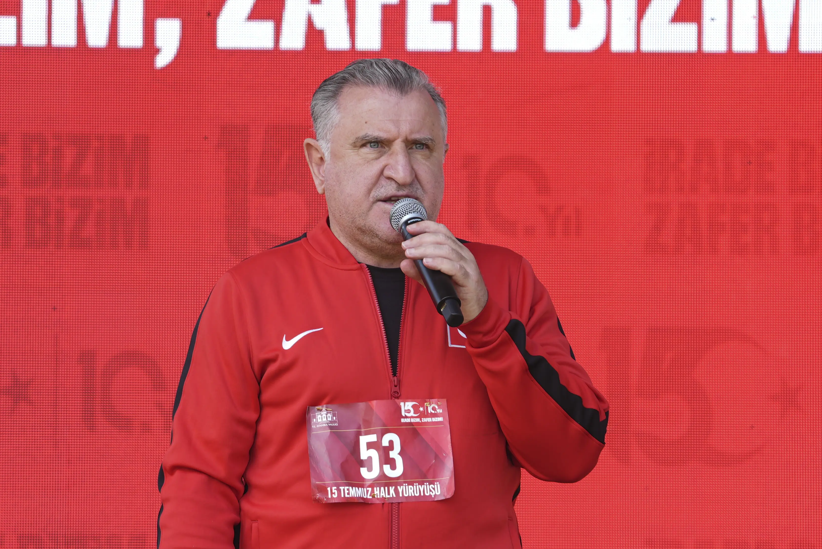 Bakan Bak, milli para bisikletçileri tebrik etti