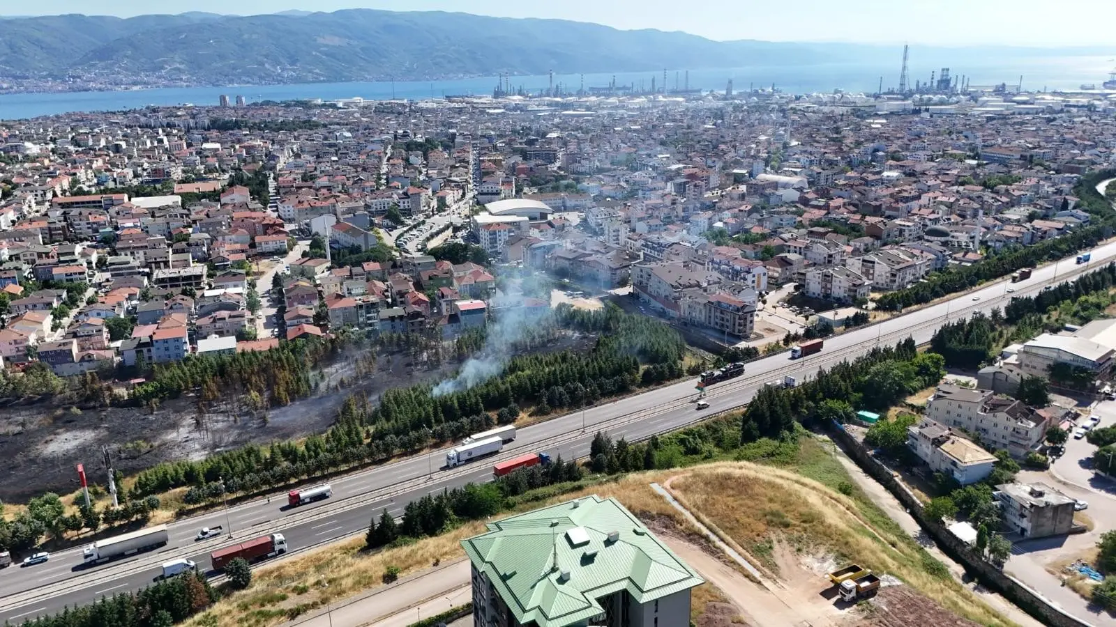 Kocaeli'de korkutan yangın! Saman yüklü tır alevlere teslim oldu