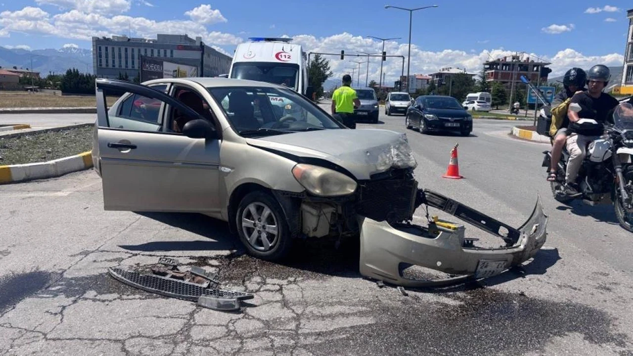Erzincan’da iki otomobil çarpıştı: TEDAŞ Kavşağı’ndaki trafik kazasında maddi hasar oluştu
