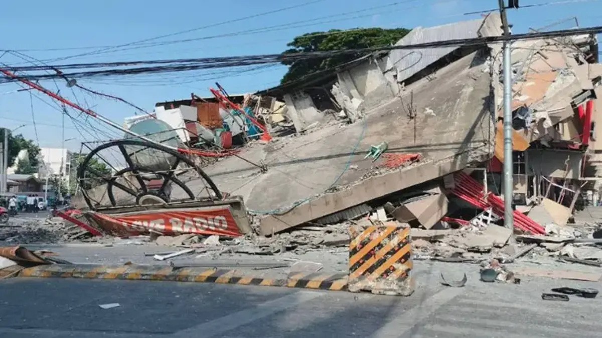 Filipinler'i 7.8'lik deprem vurdu! Tsunami alarmı verildi