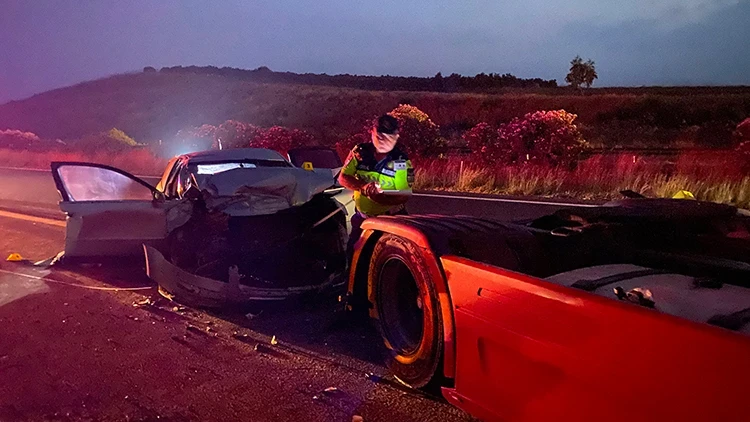 Emniyet şeridinde duran TIR'a otomobil çarptı: 2 ölü