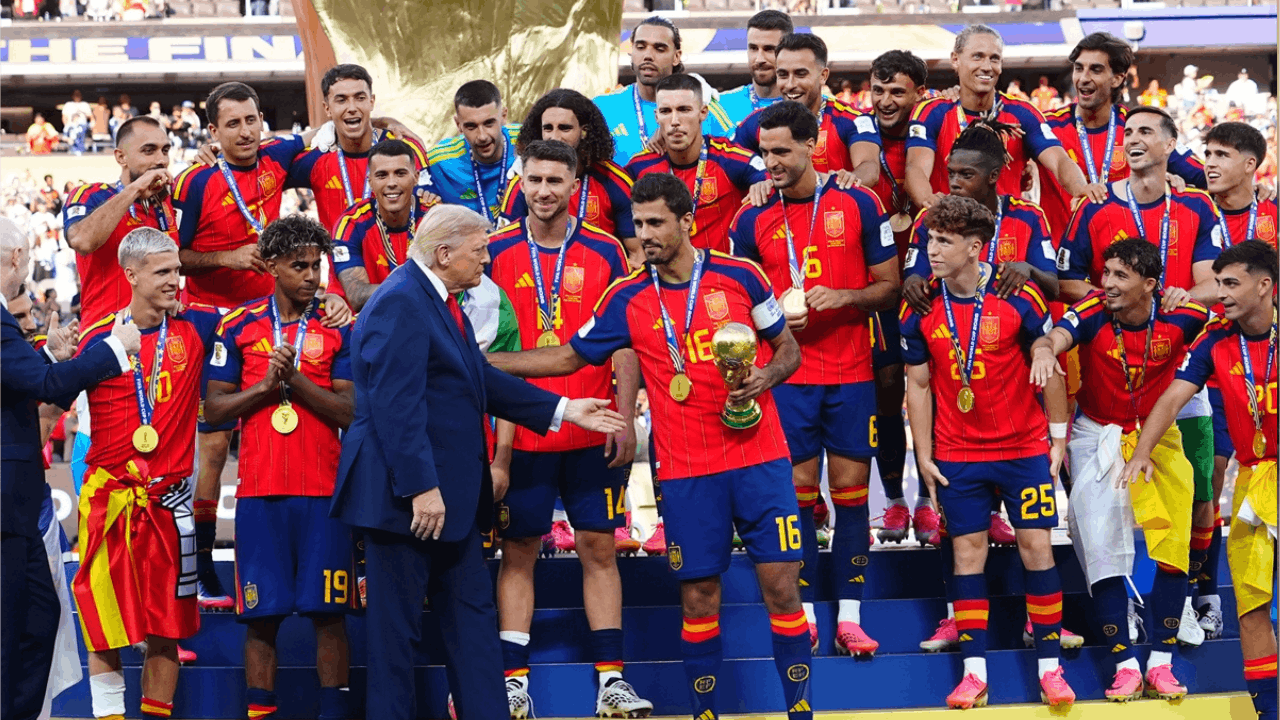 FIFA Başkanı Infantino'nun ısrarı işe yaramadı: Trump şampiyonluk fotoğrafına dahil oldu