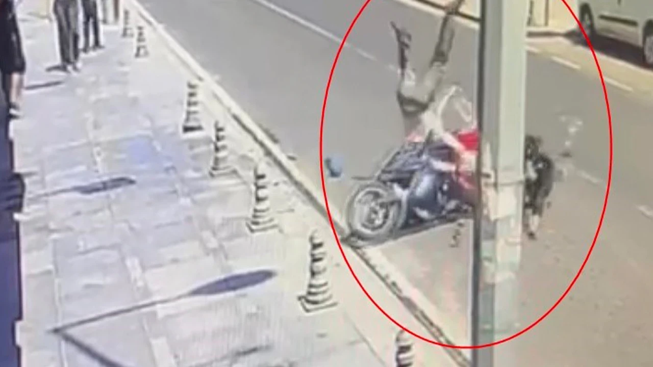 Motorsiklet, yola fırlayan yayaya çarptı: 2 yaralı