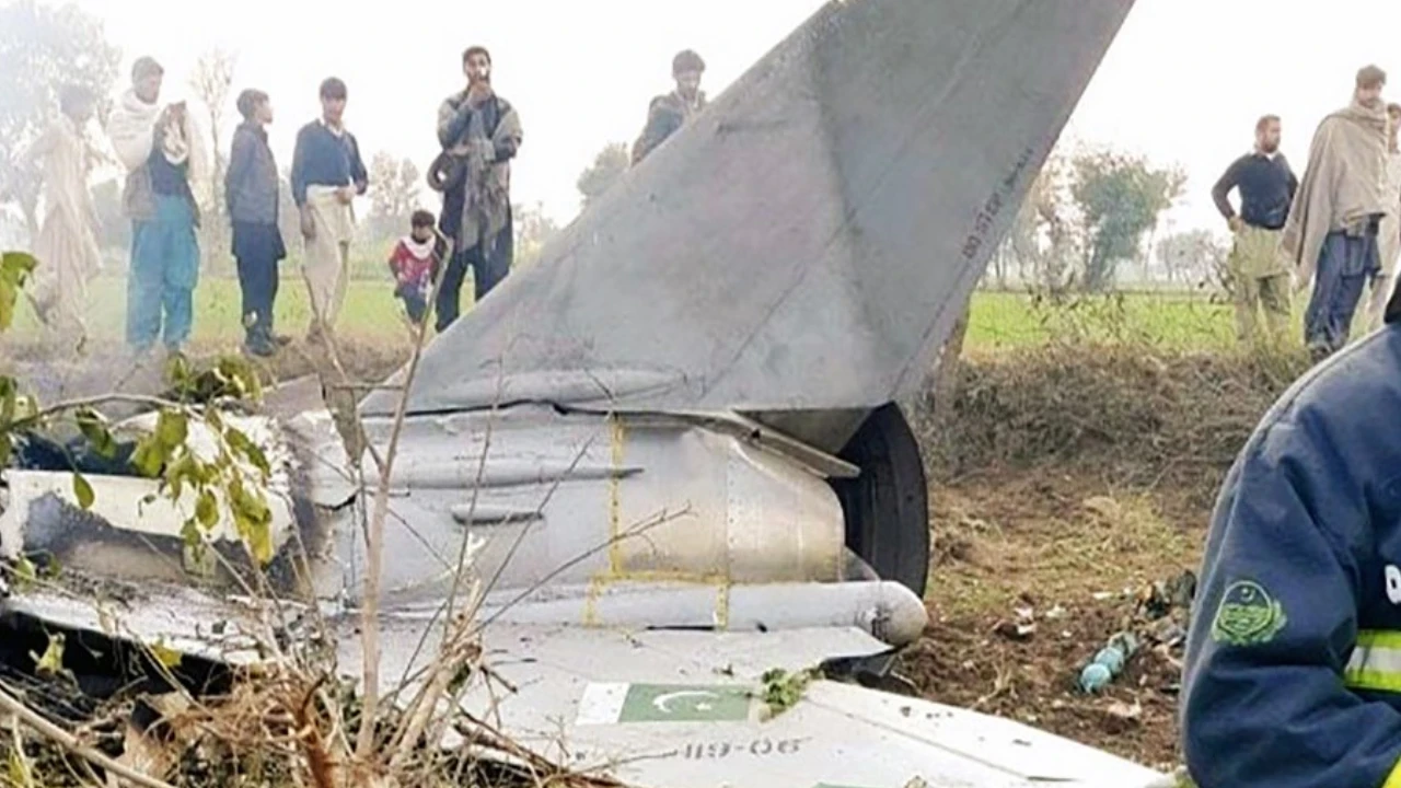 Pakistan'da askeri uçak düştü: 2 pilot hayatını kaybetti