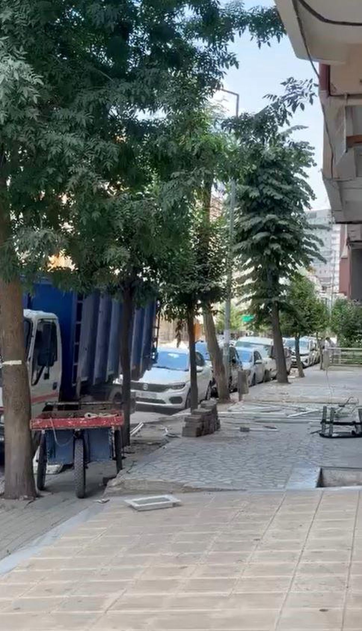 Avcılar'da binanın parçalarını söküp tedbirsiz sokağa attılar