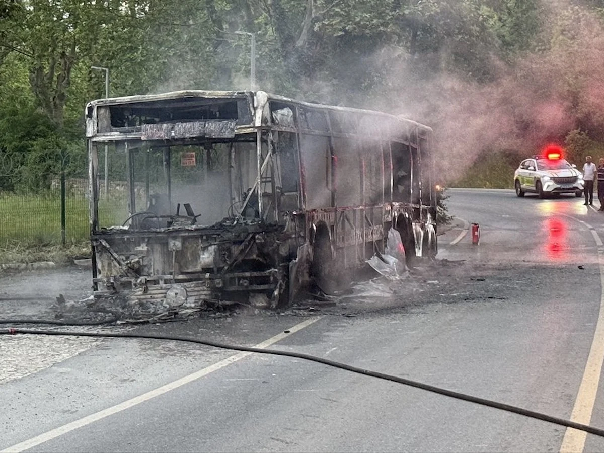 İstanbul Beykoz'da yanan İETT otobüsü küle döndü