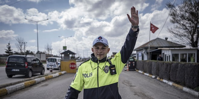 Trafikte kanunu, yeşil sahada kuralları uyguluyor
