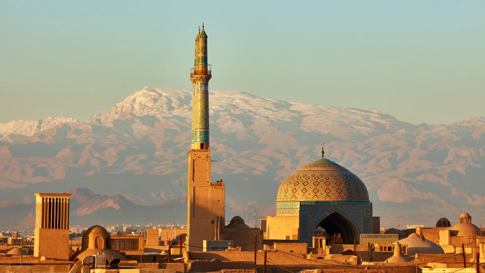 Çölün ortasında çinili bir nakış: Yezd Cuma Camii