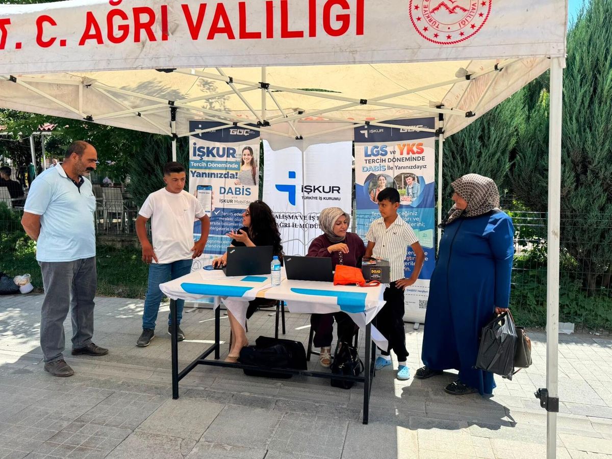 Ağrı İŞKUR İl Müdürlüğü Tarafından Cumhuriyet Caddesi'nde kurulan DABİS standı açıldı