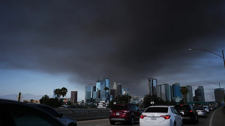 Los Angeles'ta korkutan yangın... Gökyüzü dumanla kaplandı! Tehlikeli madde alarmı
