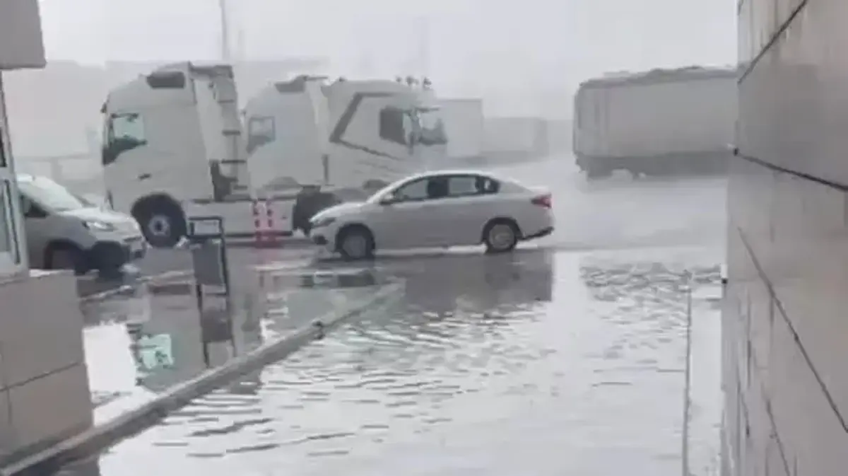 Edirne'de yollar göle döndü, tarım arazileri zarar gördü