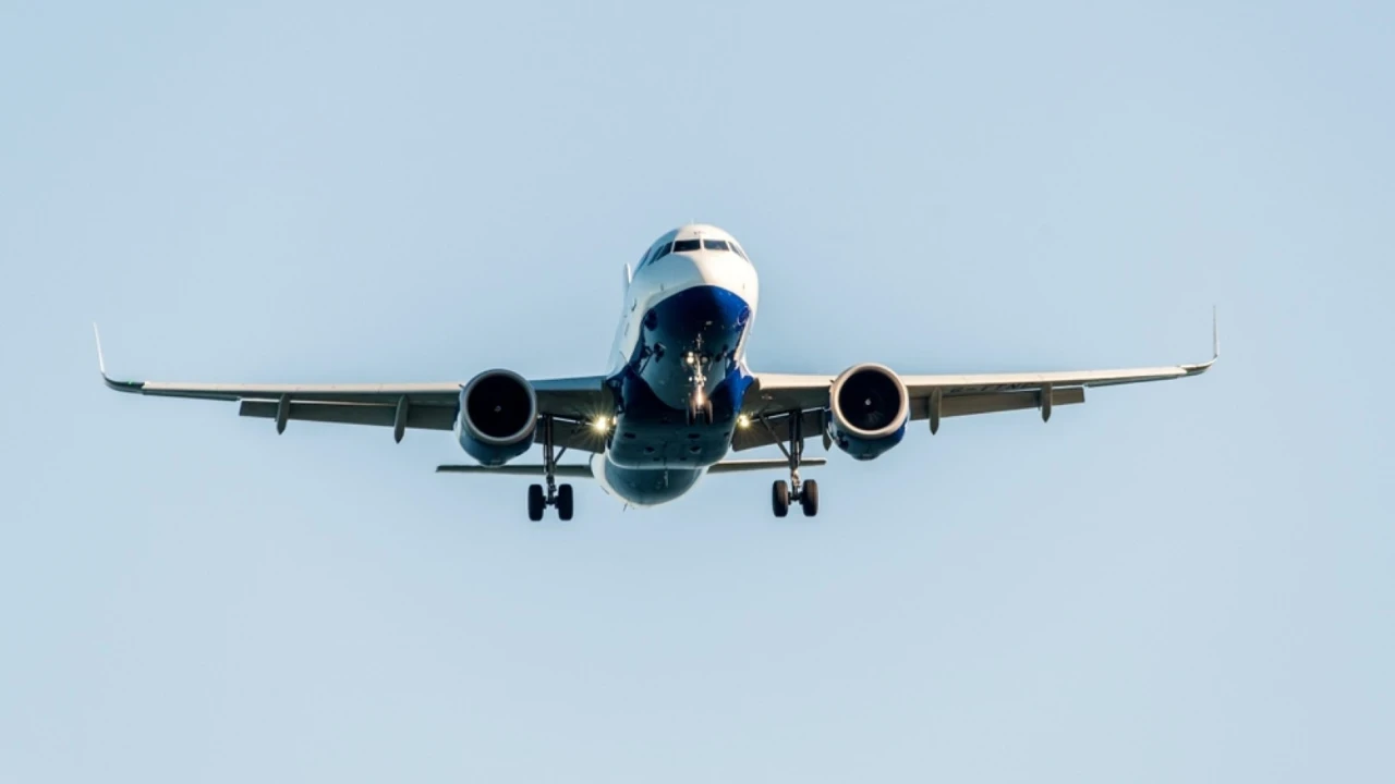 Havada faciadan dönüldü: Pilotlar zehirlendi