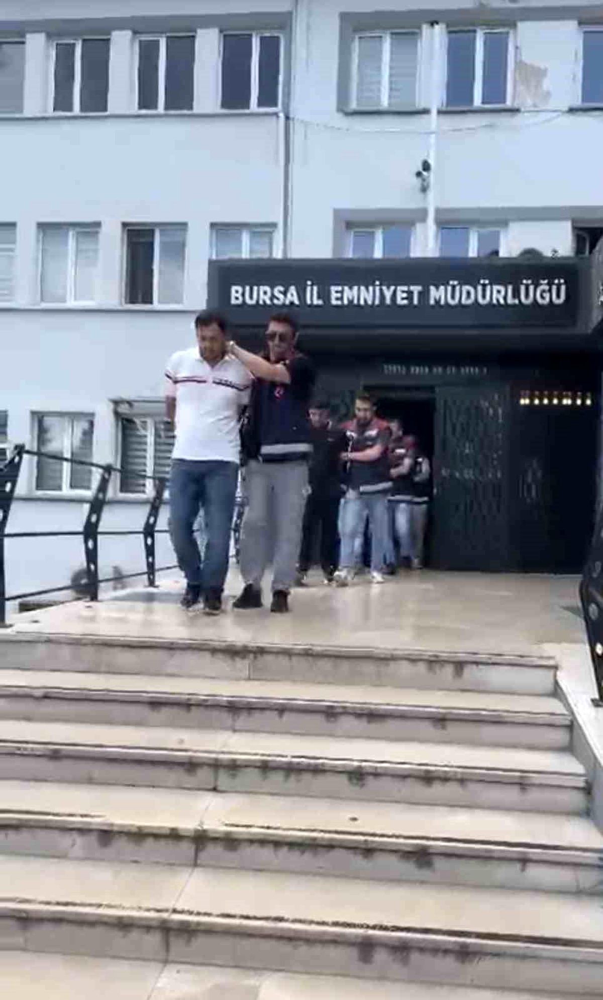 İş ve burs vaadiyle hesap avına çıkan şebekeye film gibi operasyon: Polis 'ikinci kişi' rolüne girip çökertti
