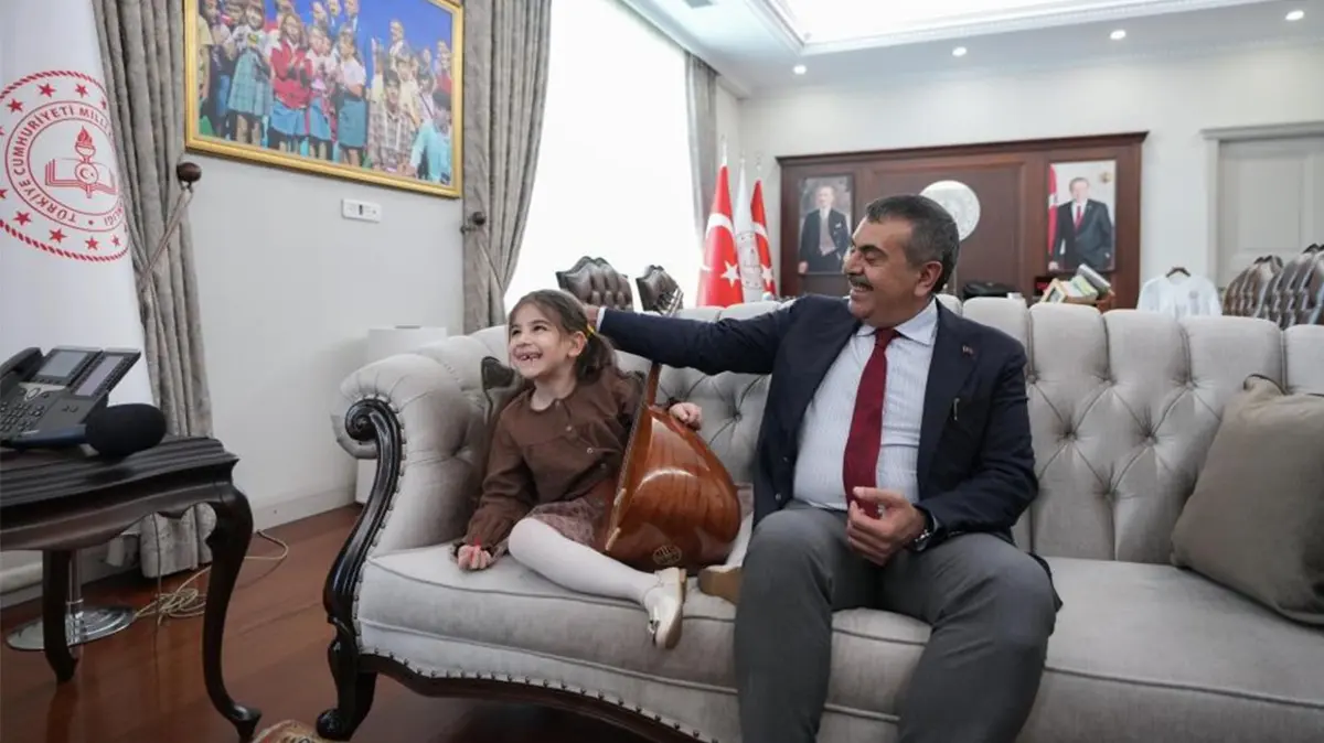 Makam odasında duygusal anlar: Bakan Tekin, Aşık Veysel hayranı küçük Nil'i bağrına bastı